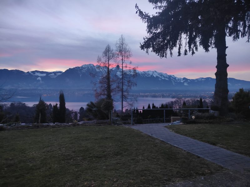 Hilterfingen mit Aussicht auf den Thunersee den Niesen und das Stockhorn